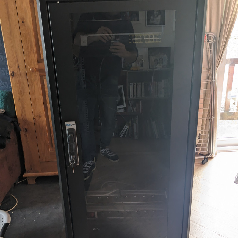 Baie réseau 19" – Switch PoE – Onduleur APC Smart UPS