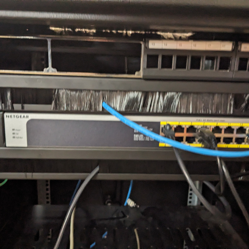 Baie réseau 19" – Switch PoE – Onduleur APC Smart UPS - Photo 3