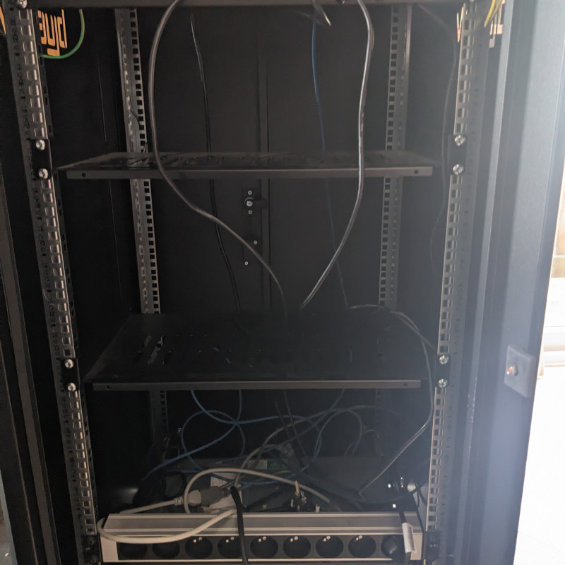 Baie réseau 19" – Switch PoE – Onduleur APC Smart UPS - Photo 2